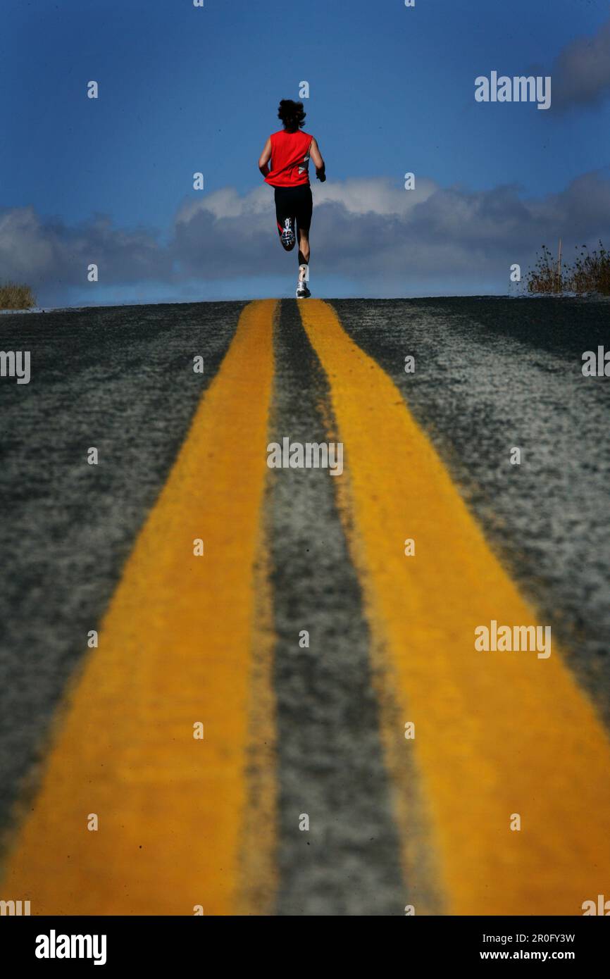 Runner, uomo che corre su una strada di campagna vicino a Mount Hood, da Mount Hood a Seaside, Oregon, USA, rilascio del modello Foto Stock