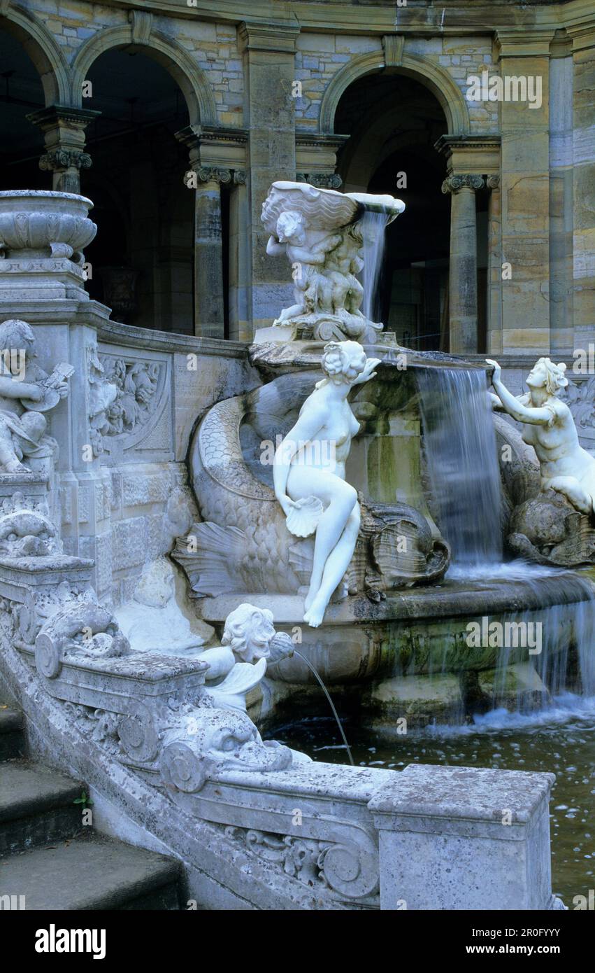Europa, Inghilterra, Kent, Hever, il castello di Hever Castle Gardens, statue e fontane Foto Stock