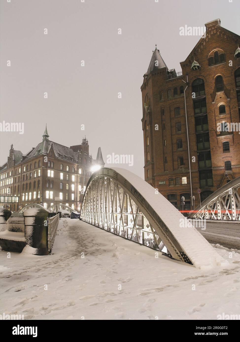 Ponte coperto di neve, Speicherstadt (magazzino-città), Amburgo, Germania Foto Stock