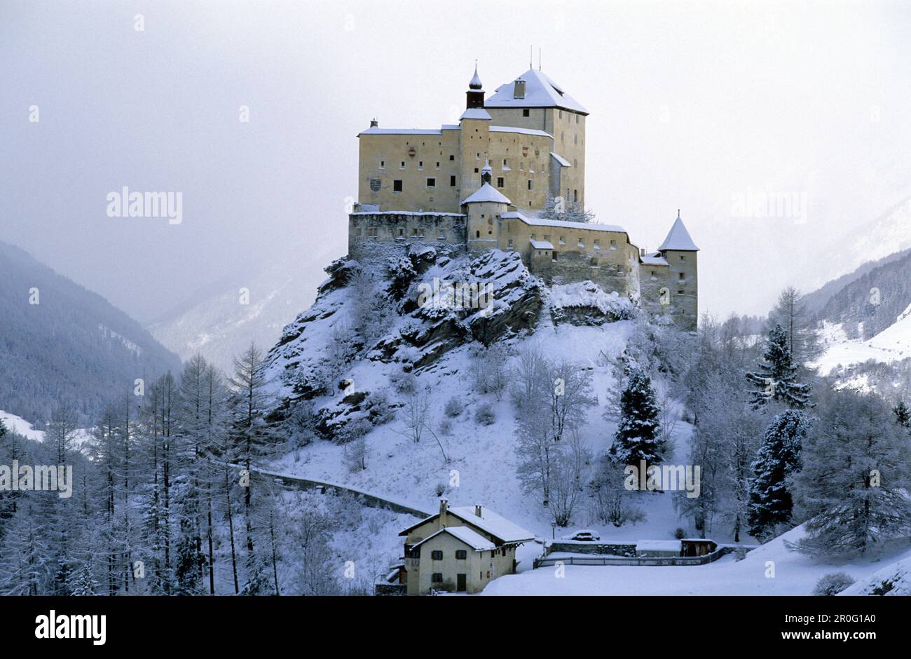Castello di Tarasp, Tarasp, bassa Engadina, Engadina, Grigioni, Svizzera Foto Stock