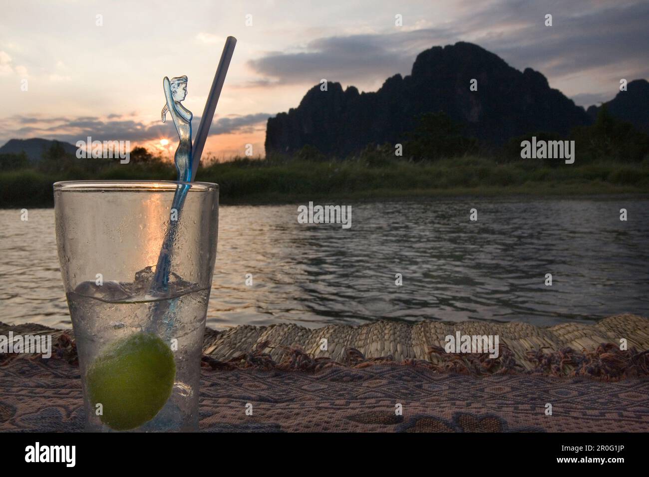 Sundowner Cocktail presso la banca del fiume Nam Xong al tramonto, Vang Vieng, Provincia di Vientiane, Laos Foto Stock