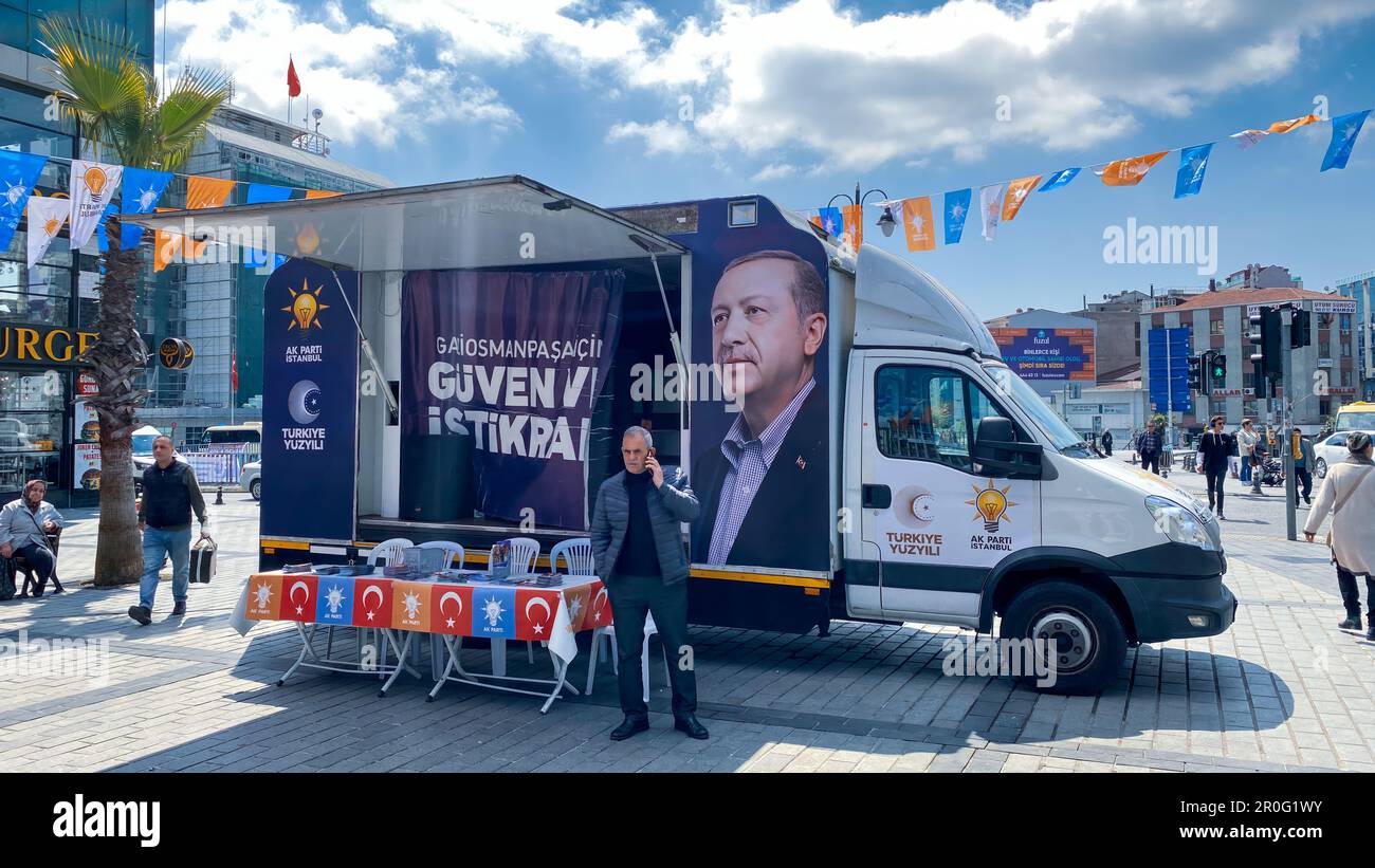 Gaziosmanpasa, Istanbul, Turchia - 08.May.2023: Veicolo di giustizia e di sviluppo partito ak sotto il cielo blu prima delle elezioni del 14 maggio 2023 Foto Stock