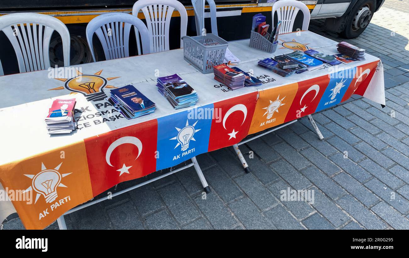 Gaziosmanpasa, Istanbul, Turchia - 08.May.2023: Stand del partito di giustizia e sviluppo ak partito sotto il cielo blu prima delle elezioni del 14 maggio 2023 Foto Stock