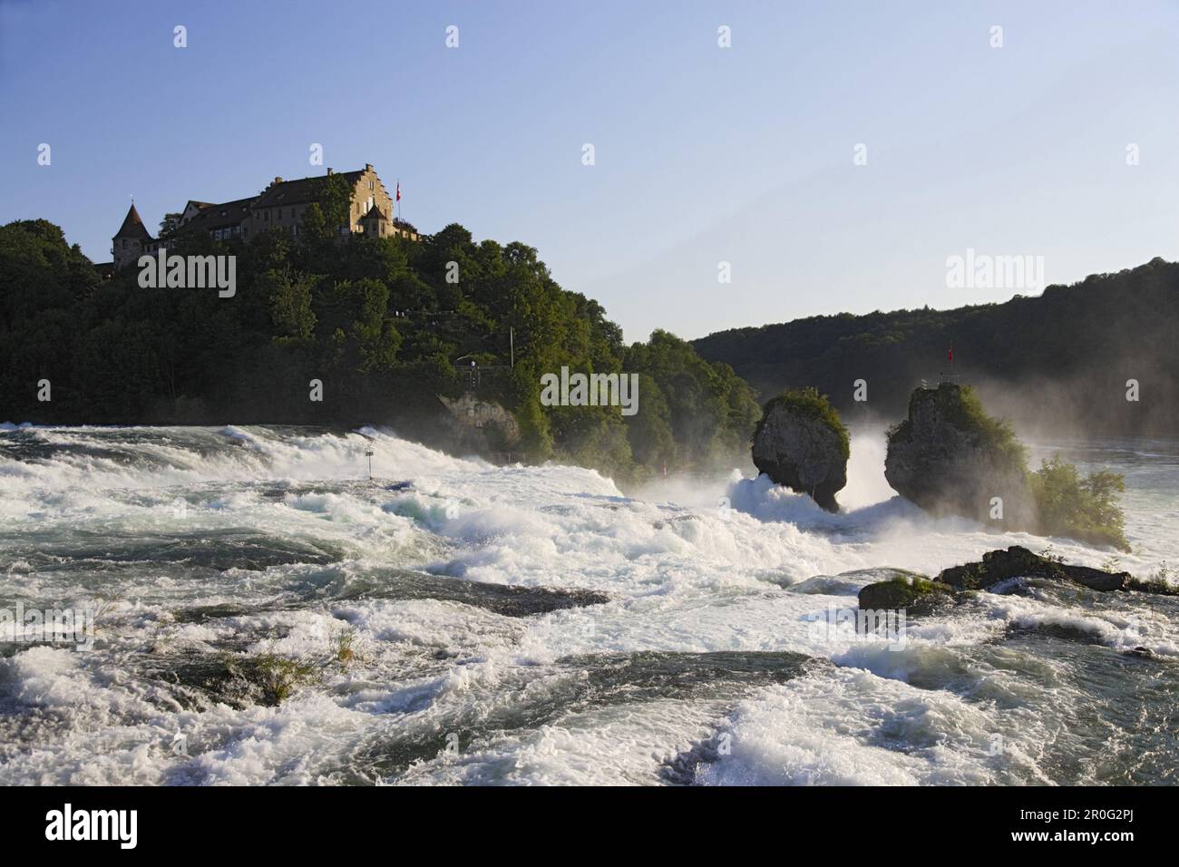 Cascate del Reno, la più grande cascata d'Europa, e il castello di Laufen, Laufen-Uhwiesen, Canton Zurigo, Svizzera Foto Stock
