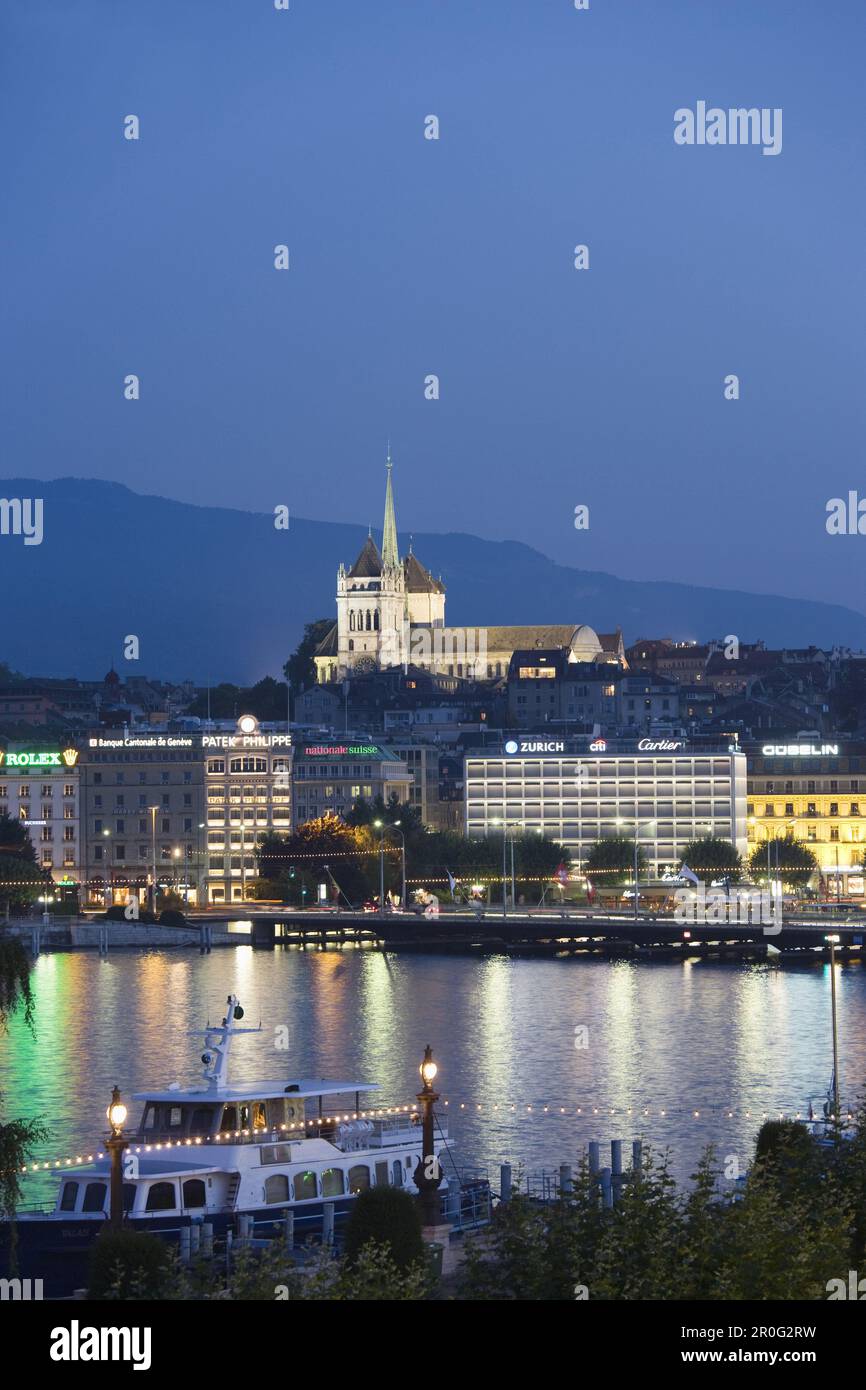 Lago di Ginevra di notte con vista su Ginevra e la St Pierre, Ginevra, Cantone di Ginevra, Svizzera Foto Stock