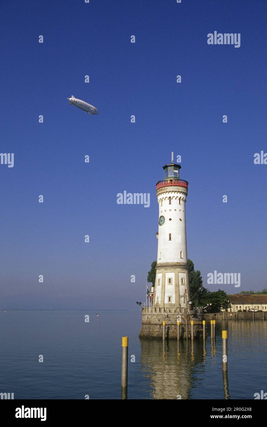 Faro e zeppelin di fronte al cielo blu, Lindau, Lago di Costanza, Baden Wurttemberg, Germania Foto Stock