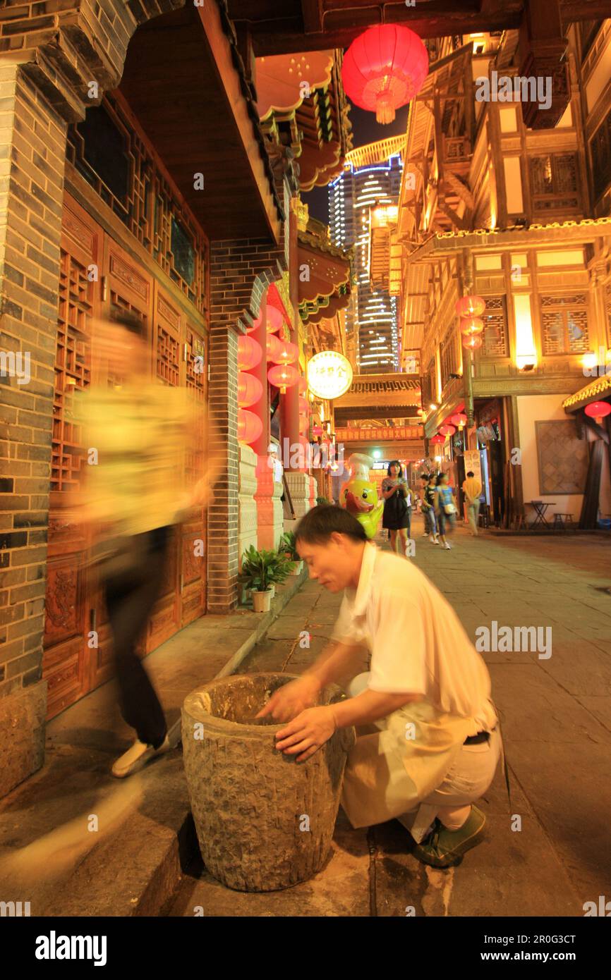 Il cuoco cerca la fattura persa nel cestino al centro commerciale di Folklor di Hongyadong, Chongqing, Cina, Asia Foto Stock
