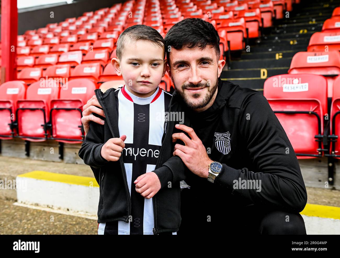 Cleethorpes, Regno Unito, 8th maggio 2023. Danny Amos con Reggie Aslin durante la Sky Bet EFL League due partite di calcio tra Grimsby Town FC e AFC Wimbled Foto Stock