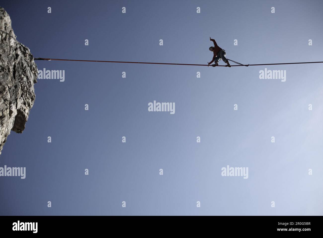 Giovane uomo in equilibrio su una linea di Slackline, Oberstdorf, Baviera, Germania Foto Stock