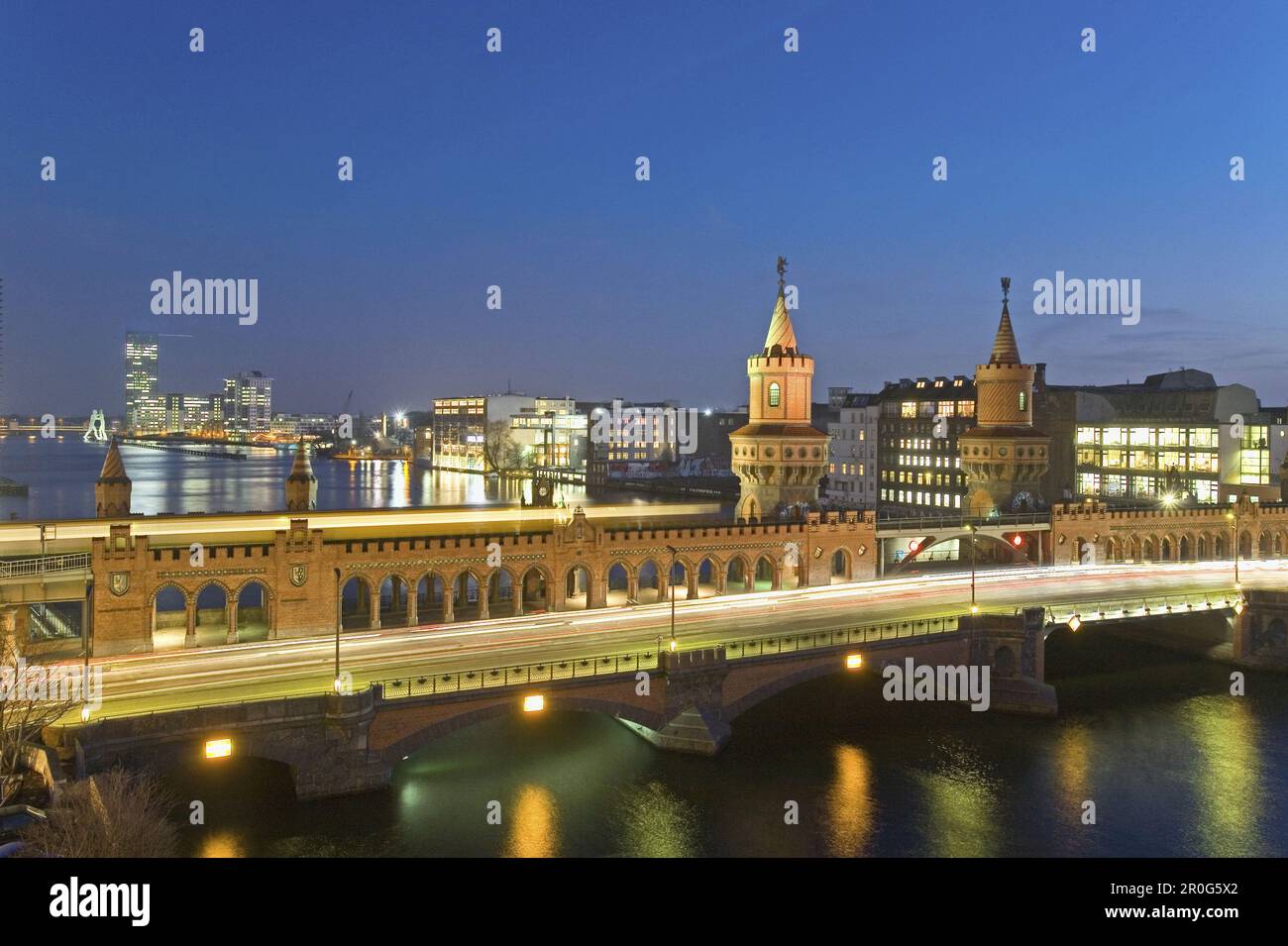 Oberbaum Bridge di notte, Berlino, Germania Foto Stock