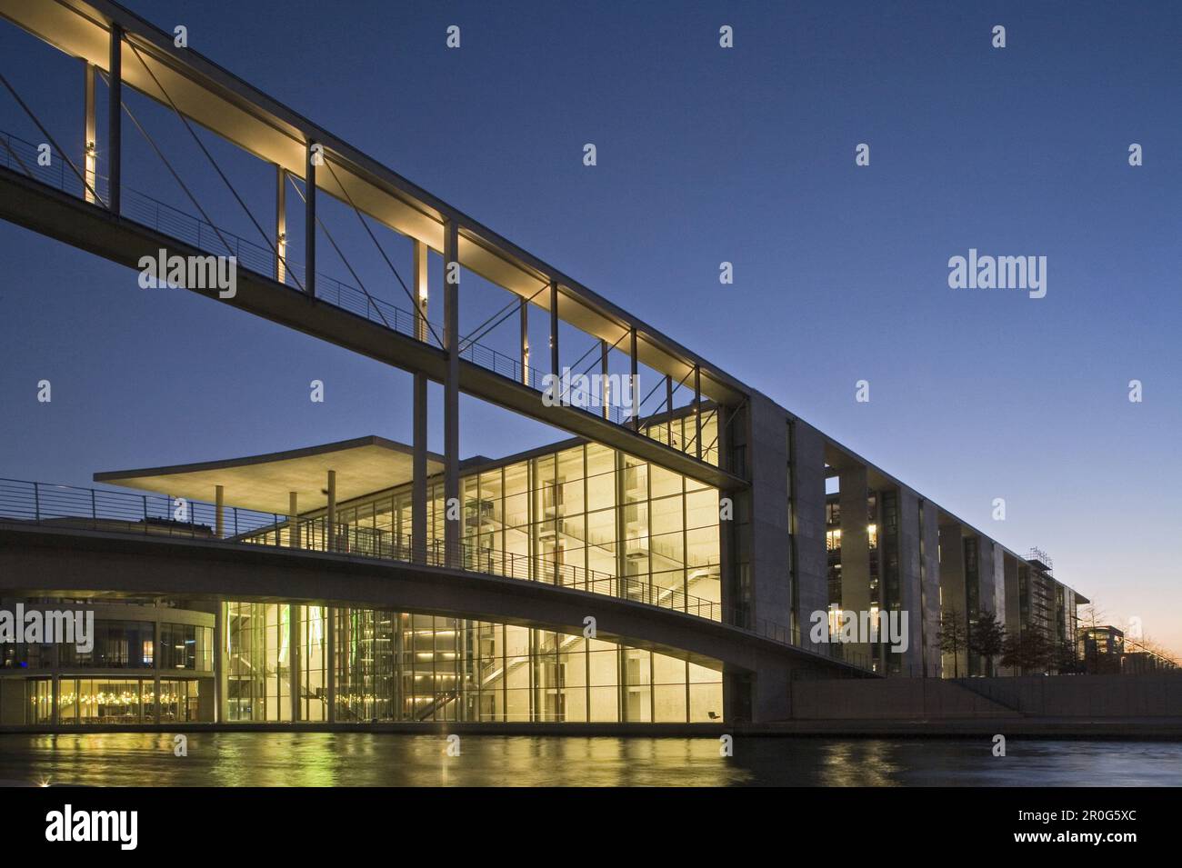 Marie-Elisabeth-Luders-edificio di notte, Berlino, Germania Foto Stock