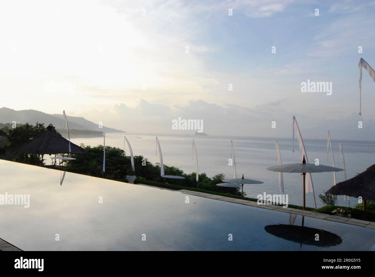 La piscina infinity al Amankila Resort al mattino, Candi Dasa, Bali orientale, Indonesia, Asia Foto Stock
