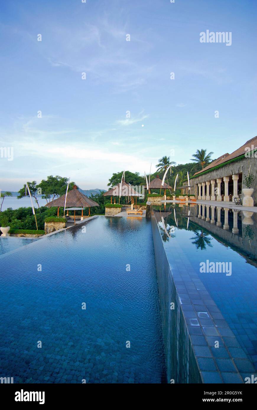 La piscina Infinity deserta al Amankila Resort al mattino, Candi Dasa, Bali orientale, Indonesia, Asia Foto Stock