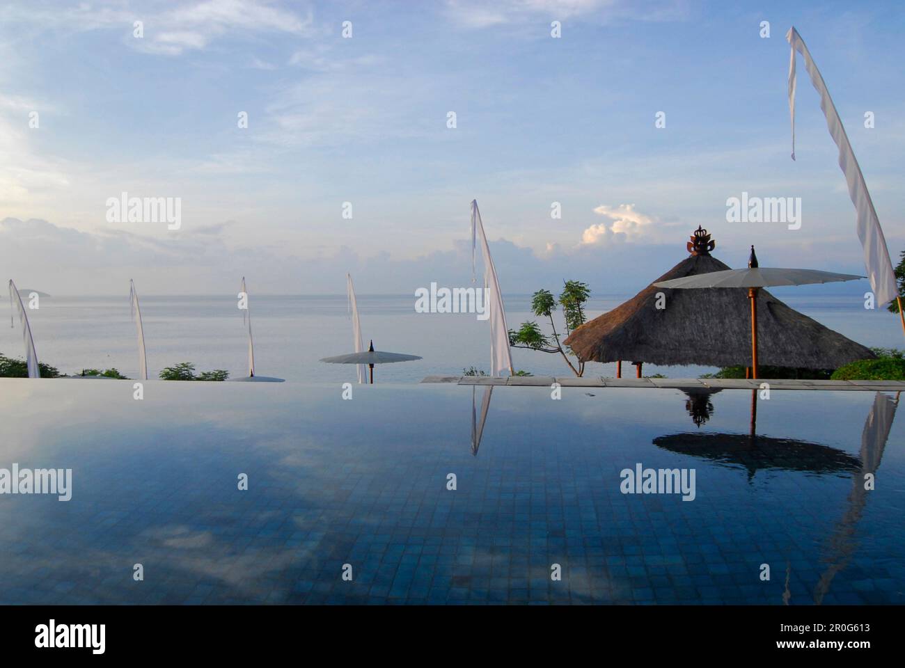 La piscina infinity al Amankila Resort al mattino, Candi Dasa, Bali orientale, Indonesia, Asia Foto Stock