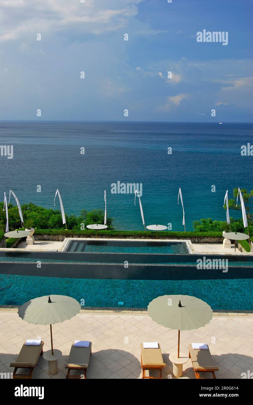 La piscina infinity presso l'Amankila Resort alla luce del sole, Candi Dasa, Bali Orientale, Indonesia, Asia Foto Stock