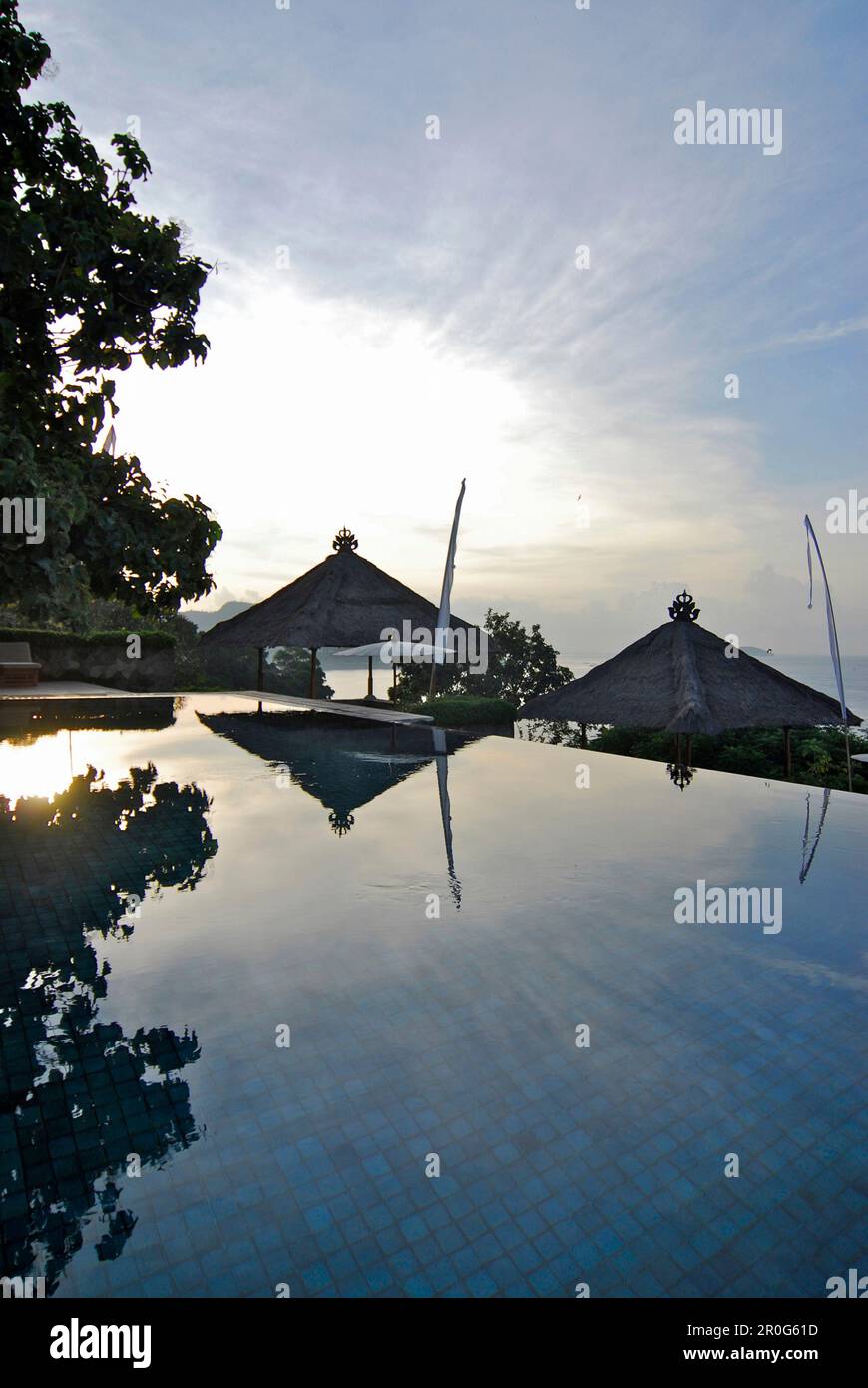 La piscina Infinity deserta al Amankila Resort al mattino, Candi Dasa, Bali orientale, Indonesia, Asia Foto Stock