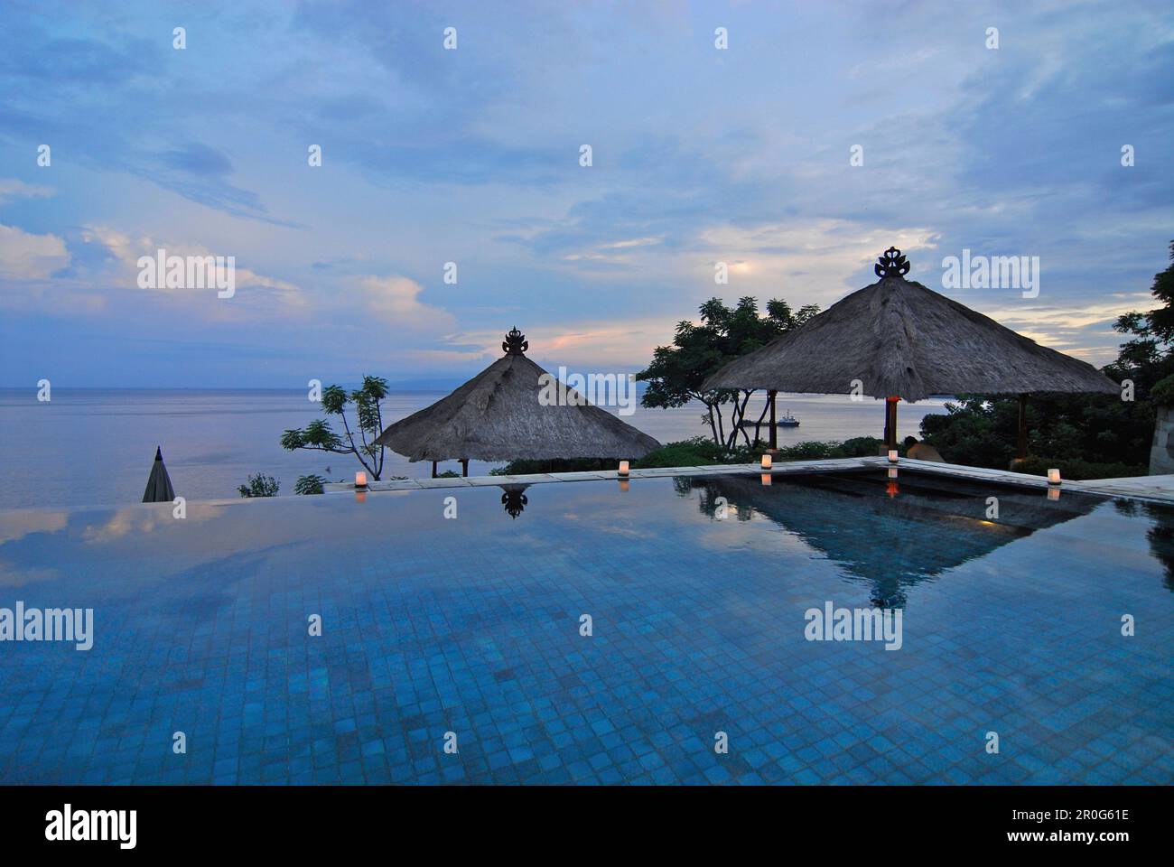 La piscina infinity al Amankila Resort in serata, Candi Dasa, Bali orientale, Indonesia, Asia Foto Stock