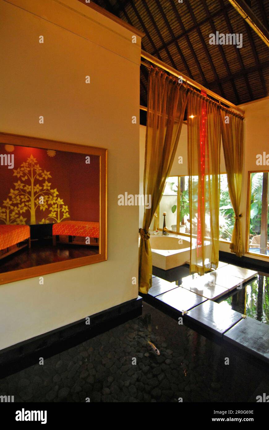 Bagno privato al Kupu Kupu Barong Resort, Ubud, Indonesia, Asia Foto Stock