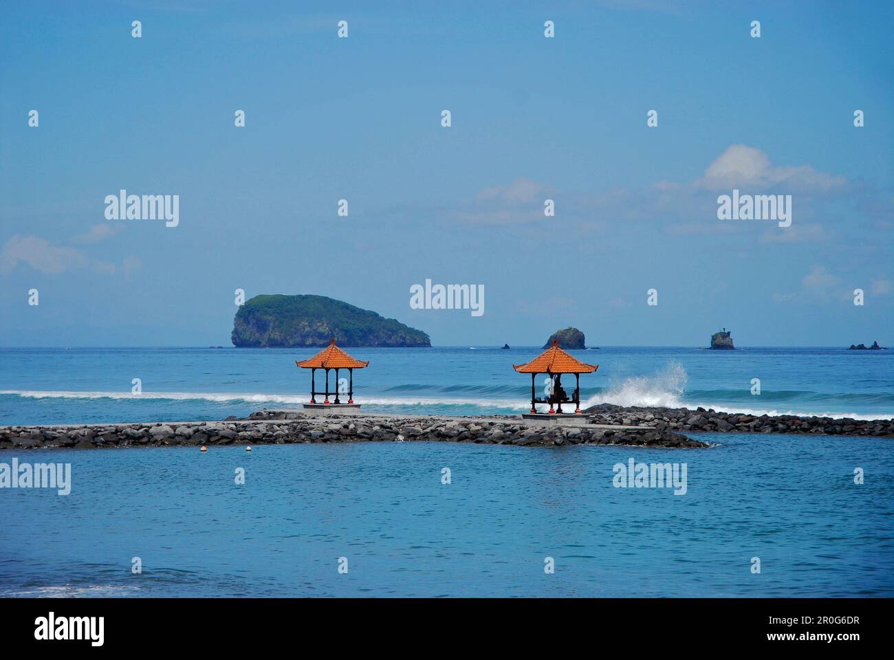 Piccoli padiglioni sulla costa di Candi Dasa, Bali Est, Indonesia, Asia Foto Stock