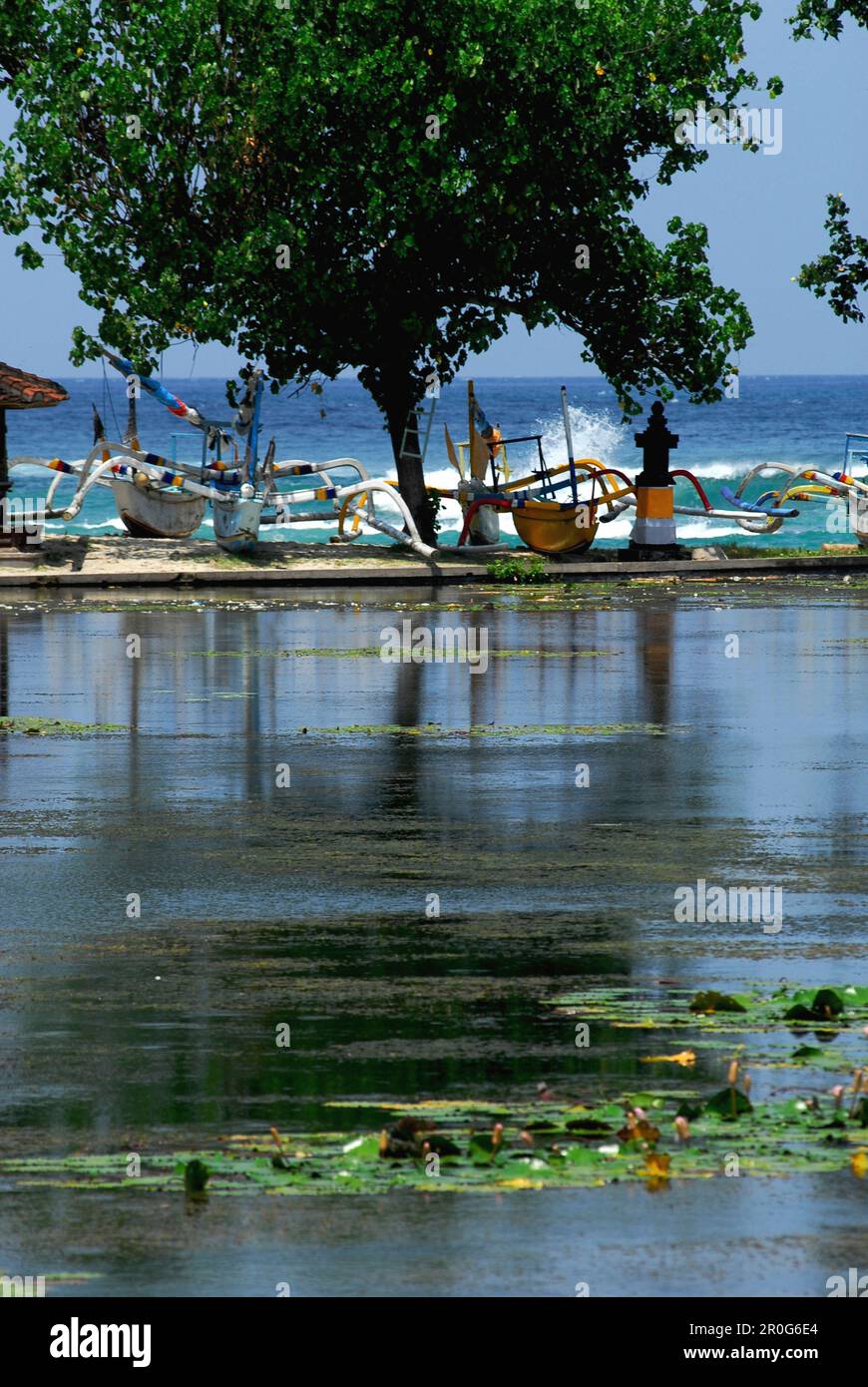 Stagno a Candi Dasa con barche sulla riva, Candi Dasa, Bali, Indonesia, Asia Foto Stock