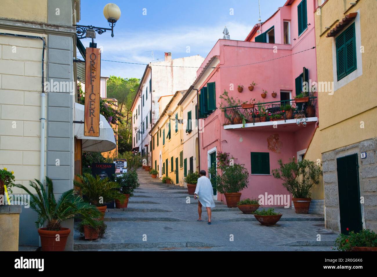 Pittoresca stradina a Marina di Campo, Isola d'Elba, Italia Foto Stock