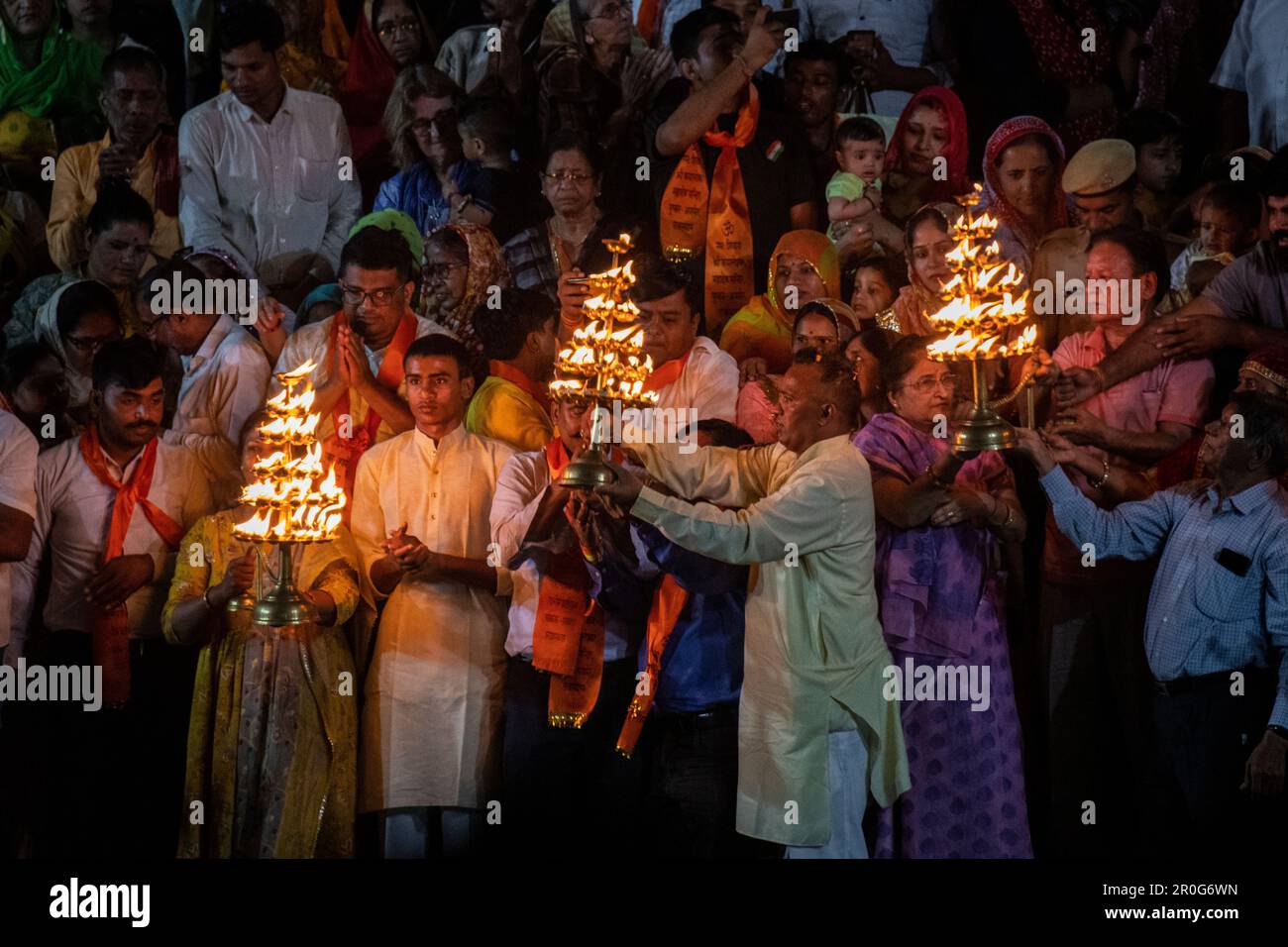 Una cerimonia arti di Pushkar Lake, Pushkar, Rajasthan, India Foto Stock