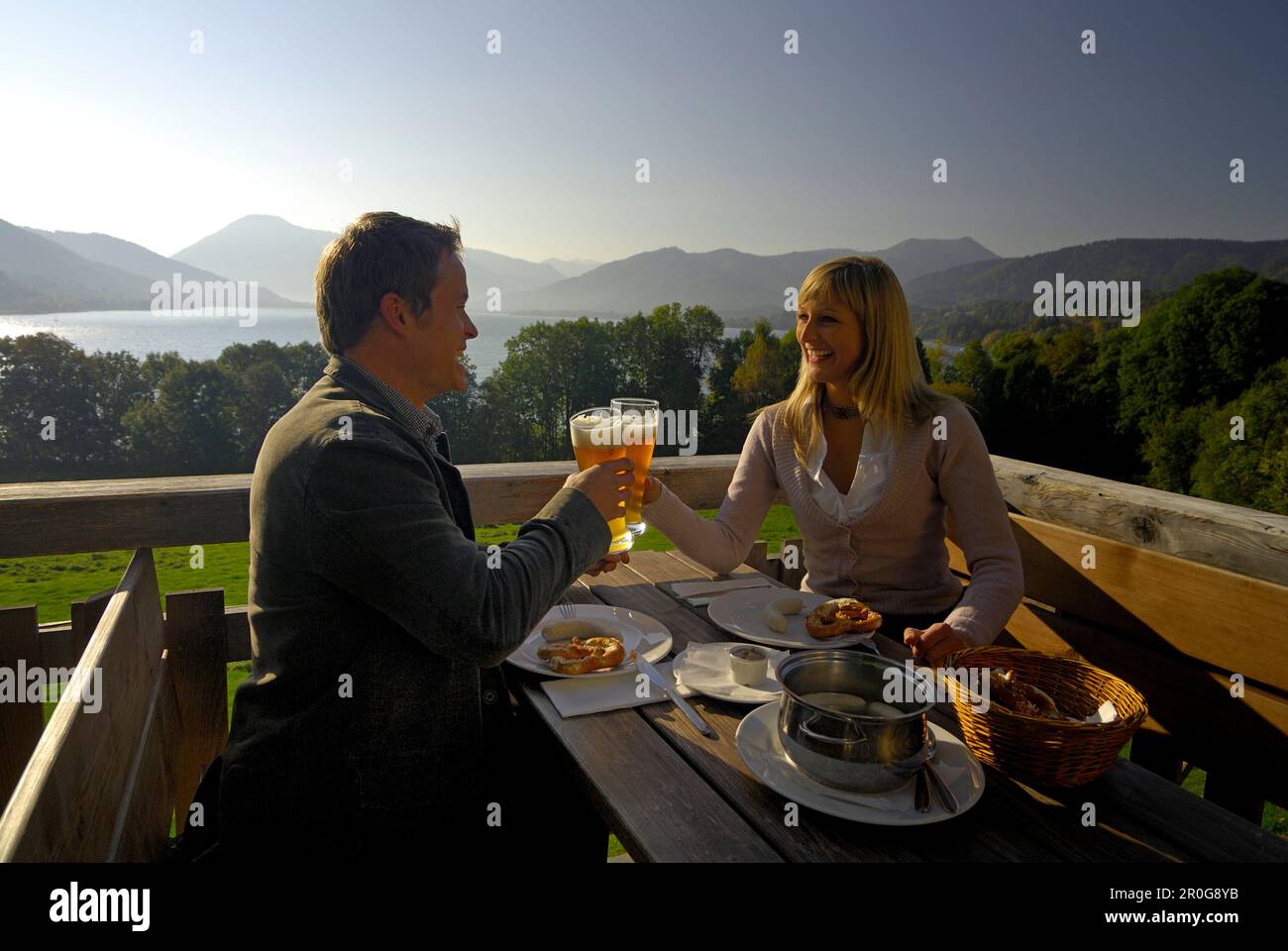 Coppia giovane in un giardino della birra sotto la luce diretta del sole, il lago Tegernsee, Baviera, Germania, Europa Foto Stock