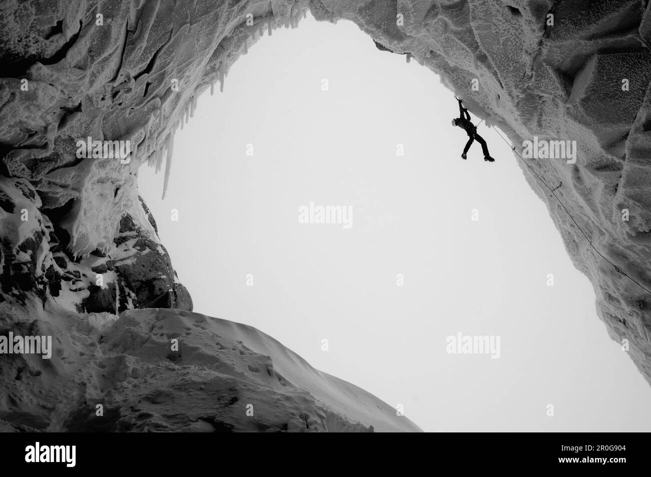 Uomo di arrampicata su ghiaccio in corrispondenza di un ghiacciaio, Tirolo, Austria, Europa Foto Stock