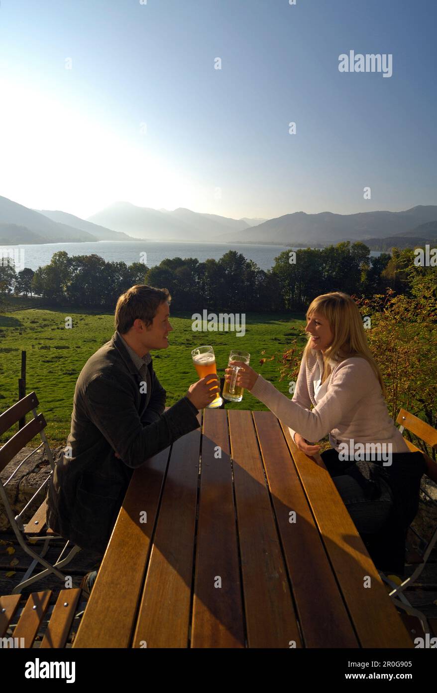 Coppia giovane in un giardino della birra sotto la luce diretta del sole, il lago Tegernsee, Baviera, Germania, Europa Foto Stock