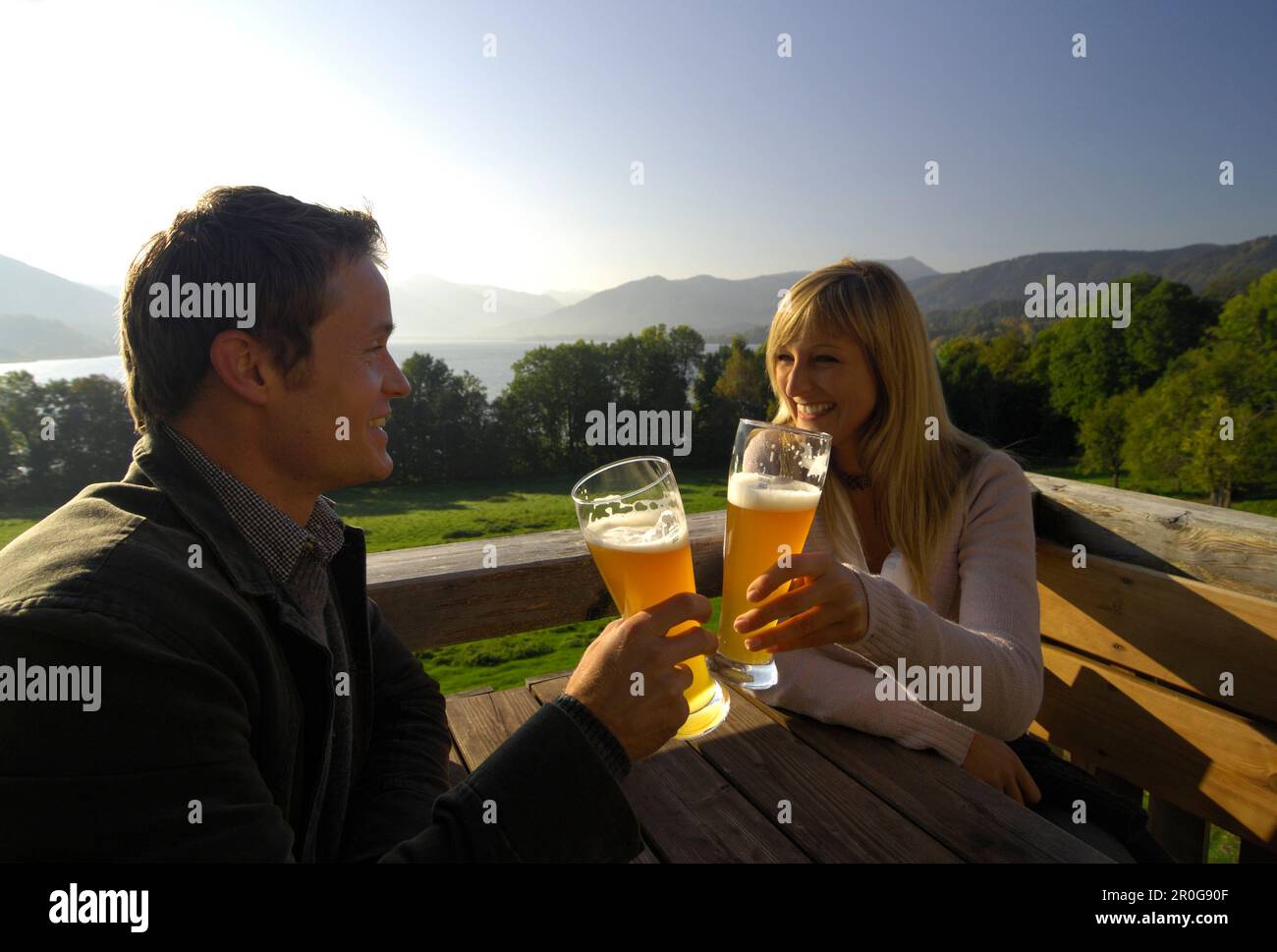Coppia giovane in un giardino della birra sotto la luce diretta del sole, il lago Tegernsee, Baviera, Germania, Europa Foto Stock