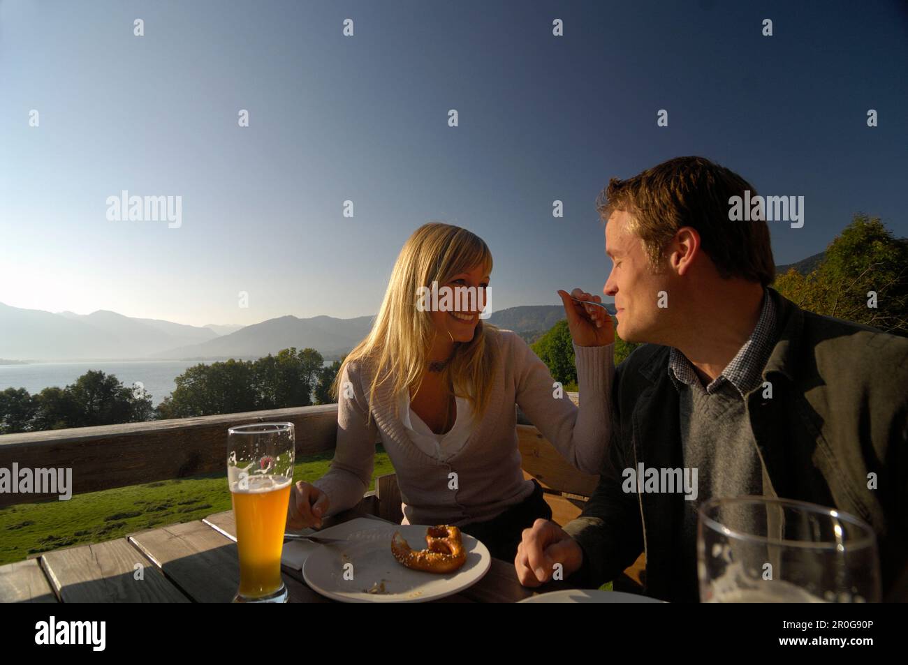 Matura in un giardino della birra vicino al lago Tegernsee, vicino a Gmund, Alta Baviera, Baviera, Germania Foto Stock