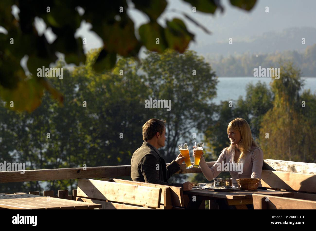 Coppia giovane in un giardino della birra sotto la luce diretta del sole, il lago Tegernsee, Baviera, Germania, Europa Foto Stock