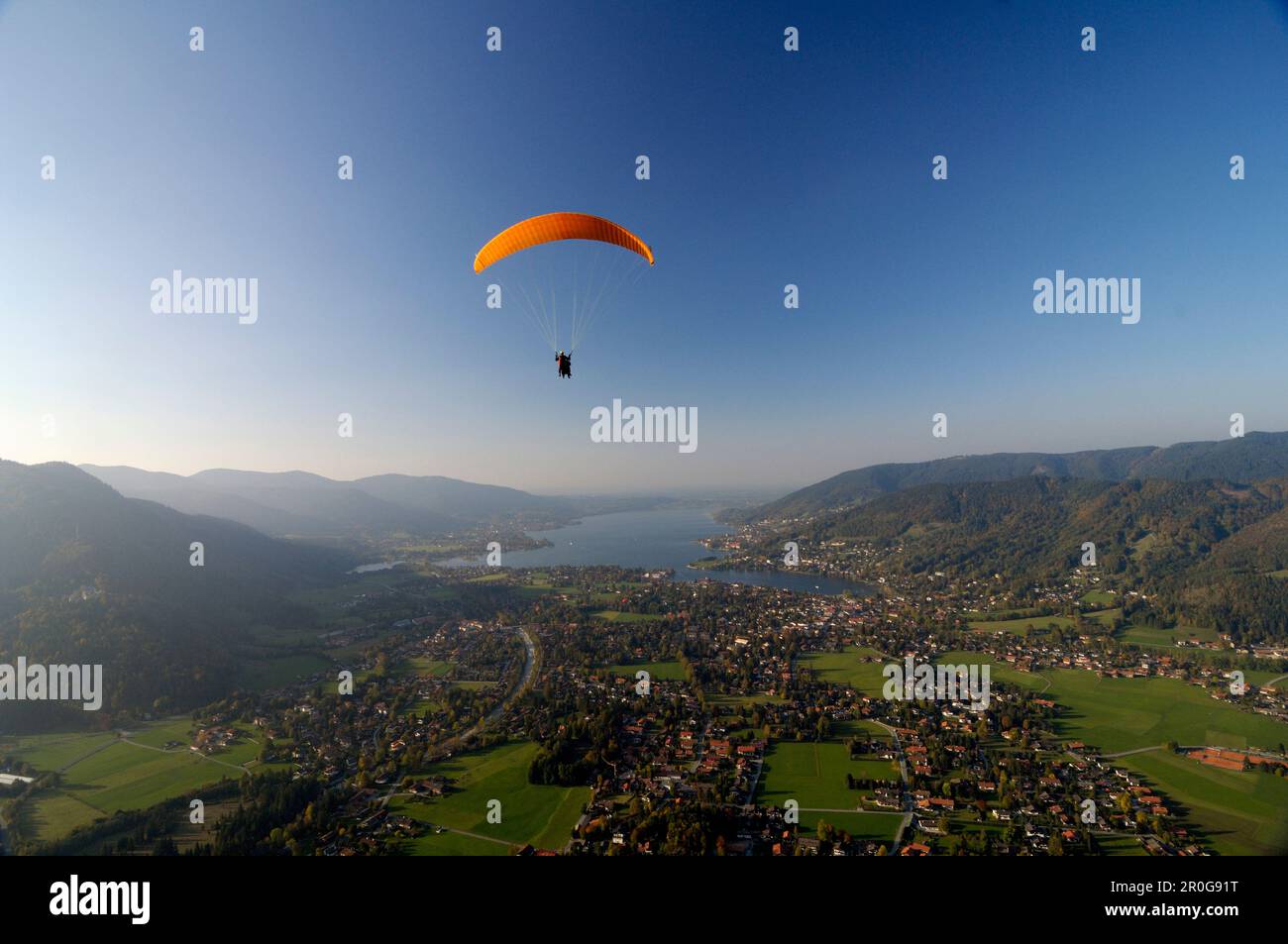 Persona parapendio vicino al lago Tegernsee, vicino Rottach-Egern, Tegernsee, Alta Baviera, Baviera, Germania Foto Stock