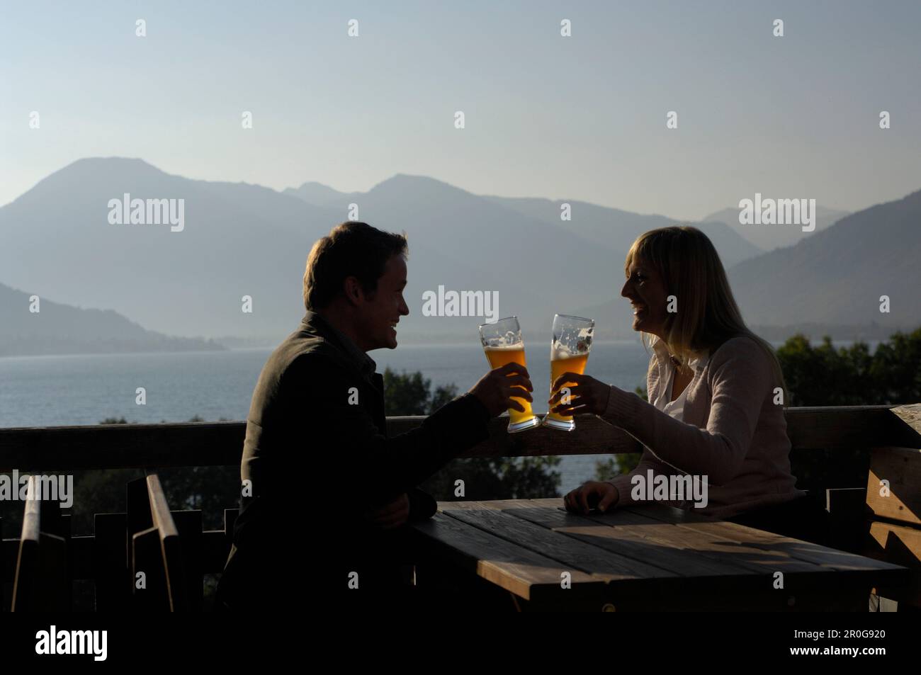 Coppia giovane in un giardino della birra sotto la luce diretta del sole, il lago Tegernsee, Baviera, Germania, Europa Foto Stock