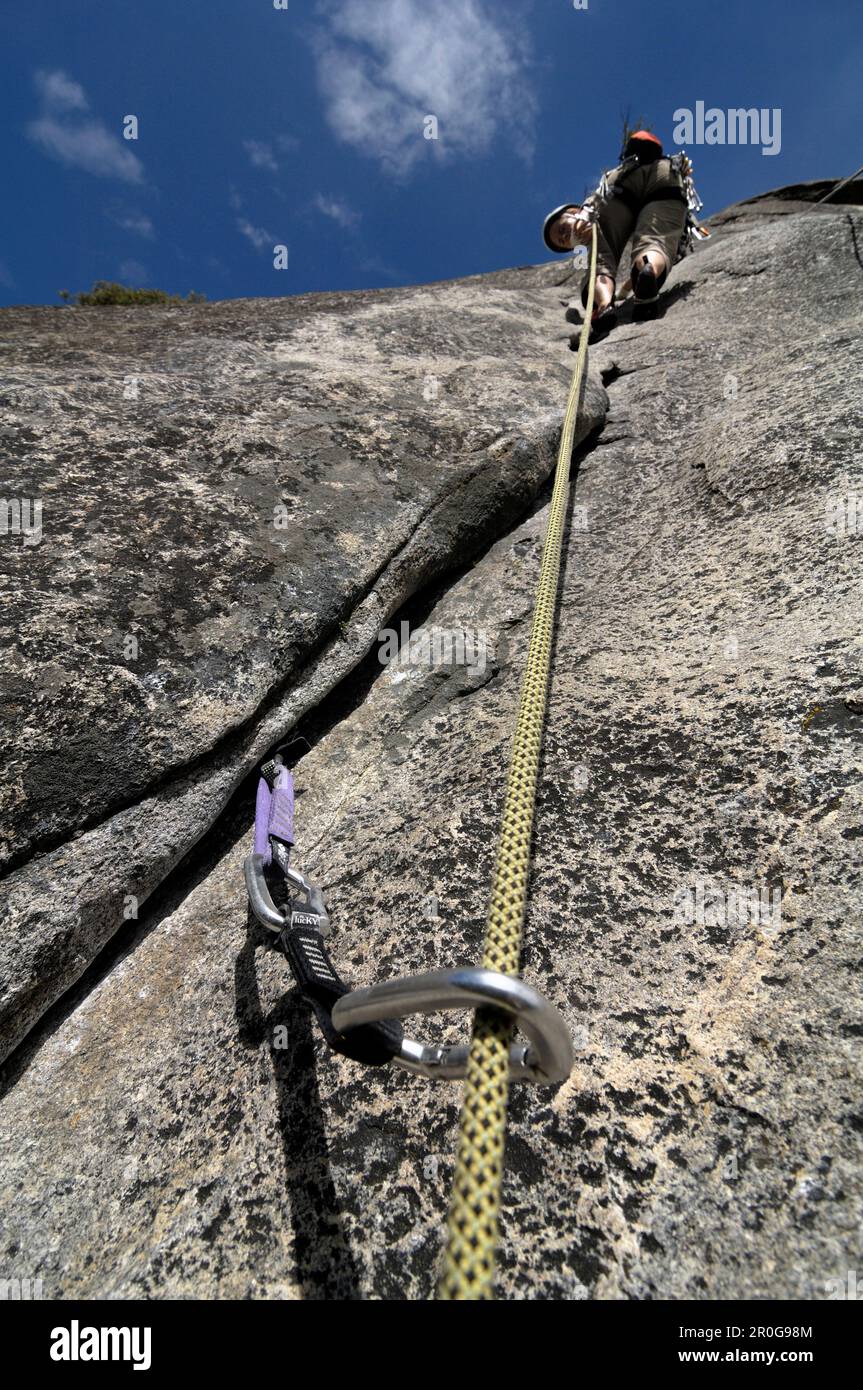 Donna rock climbing in Yosemite National Park, California, Stati Uniti d'America Foto Stock