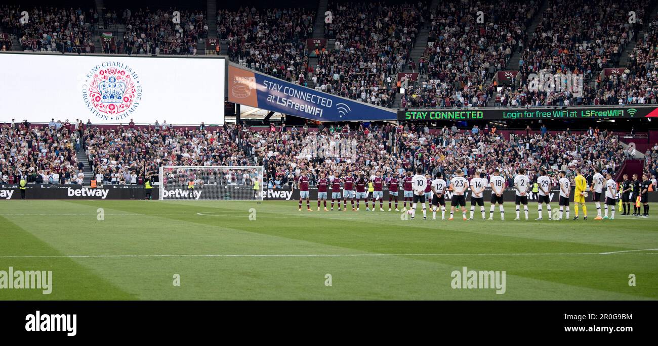 Londra, Regno Unito. 07th maggio, 2023. I giocatori del West Ham Utd e del Manchester Utd si trovano insieme all'emblema di incoronazione sul grande schermo mentre viene giocato l'inno nazionale. Incontro della Premier League, West Ham Utd contro Manchester Utd al London Stadium, Queen Elizabeth Olympic Park di Londra domenica 7th maggio 2023 . Questa immagine può essere utilizzata solo per scopi editoriali. Editoriale solo foto di Sandra Mailer/Andrew Orchard sports photography/Alamy Live news Credit: Andrew Orchard sports photography/Alamy Live News Foto Stock