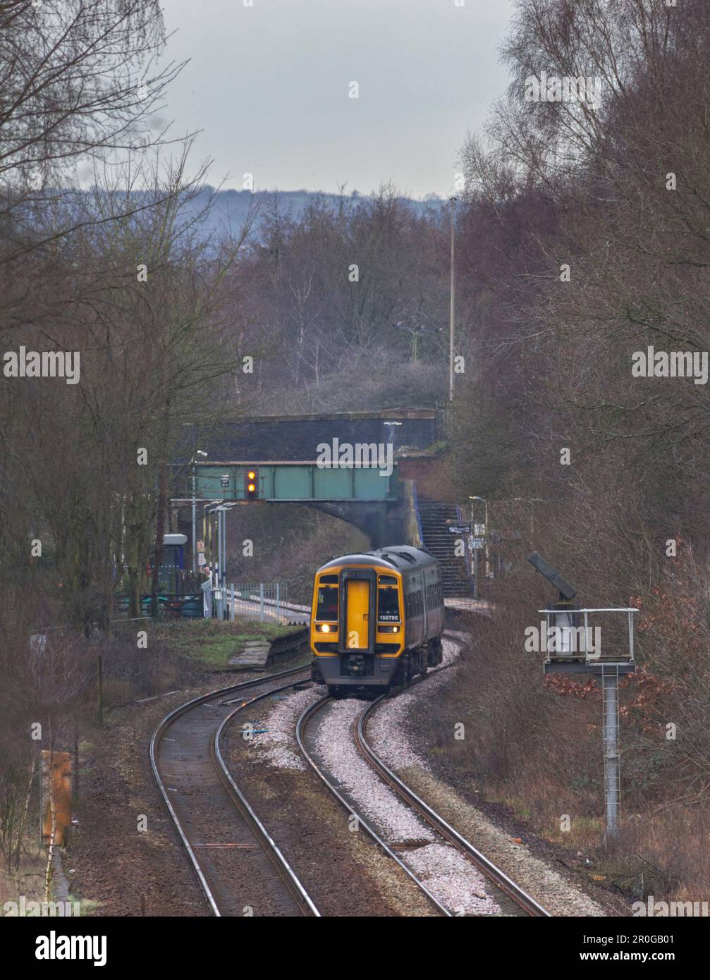 Treno diesel di classe 158 del Nord 158795 con partenza dalla stazione ferroviaria di Hindley, Lancashire, Regno Unito Foto Stock