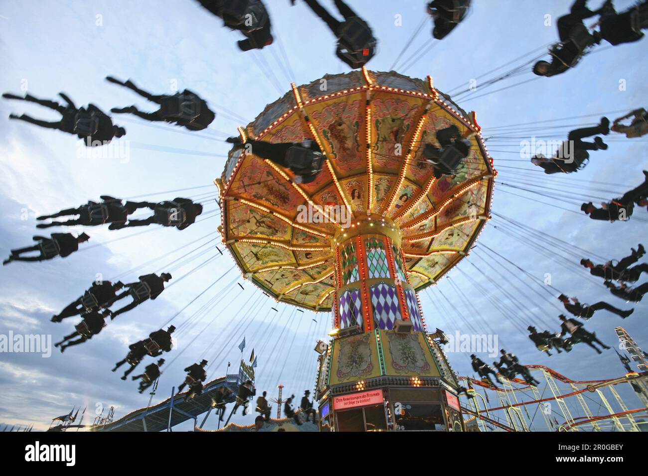 Giro in catena swing in serata, Schuetzenfest Hannover, bassa Sassonia, Germania Foto Stock