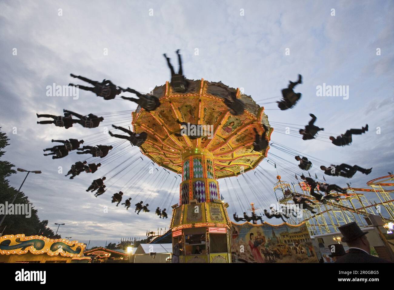 Giro in catena swing in serata, Schuetzenfest Hannover, bassa Sassonia, Germania Foto Stock