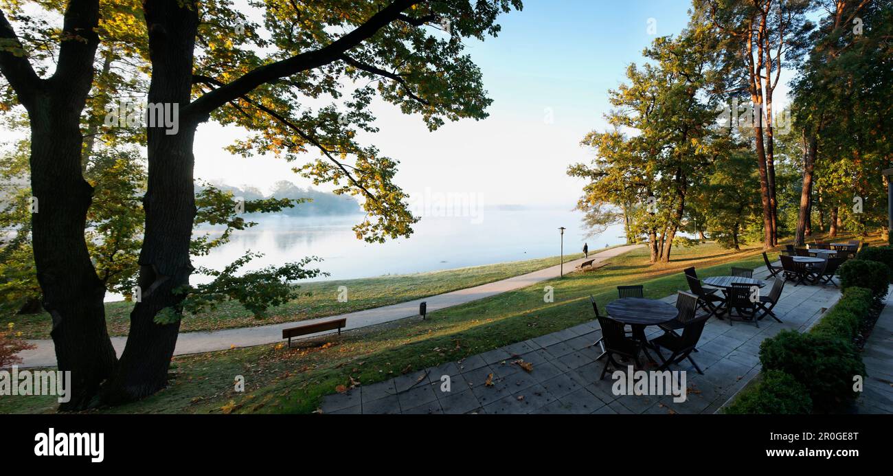 Ristorante Parkcafe con vista sul lago Scharmuetzelsee, Bad Saarow, Land Brandenburg, Germania Foto Stock