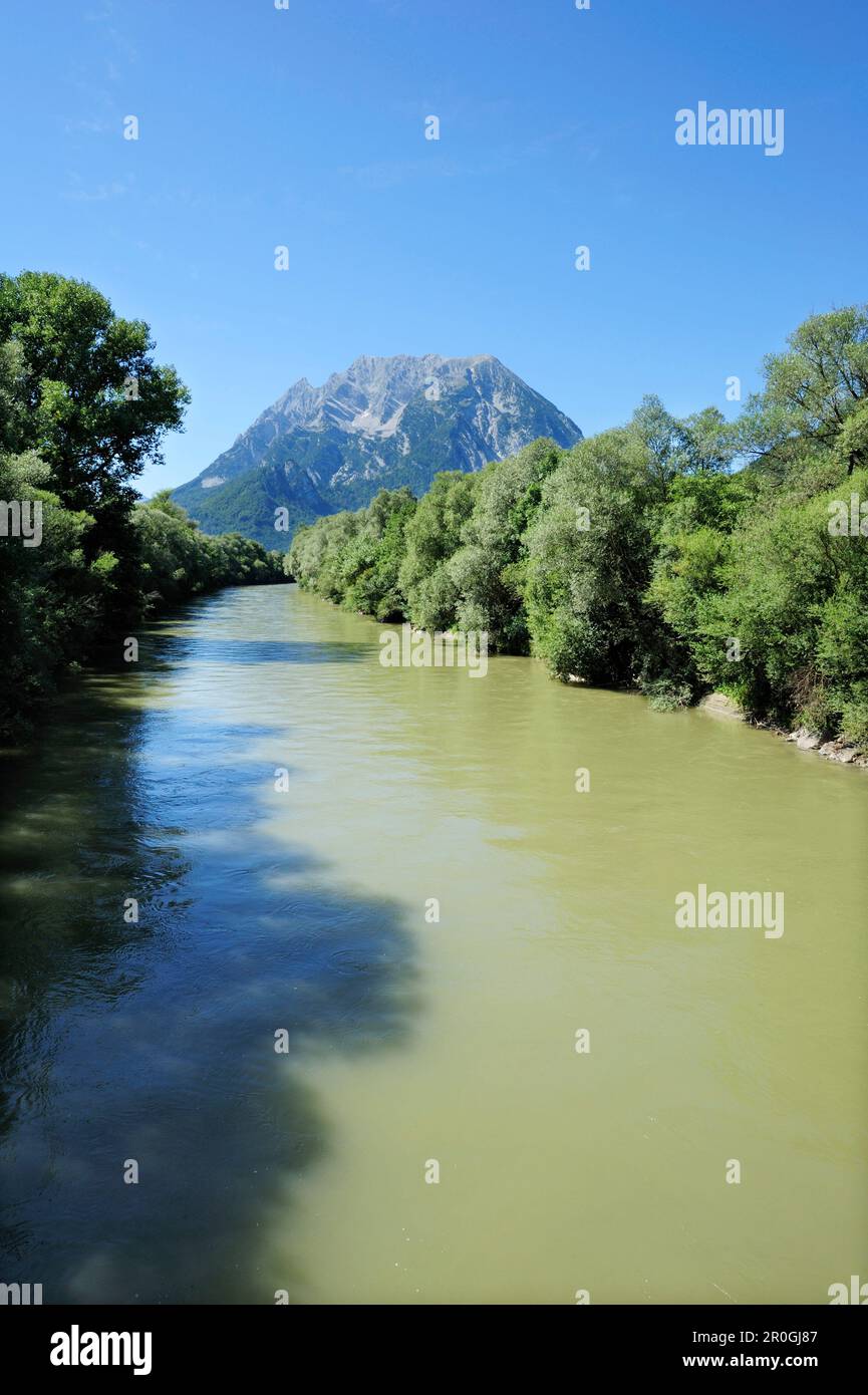 Fiume Enns con Grimming in background, valle di Ennstal, Ennstal percorso ciclabile, Liezen, Stiria, Austria Foto Stock