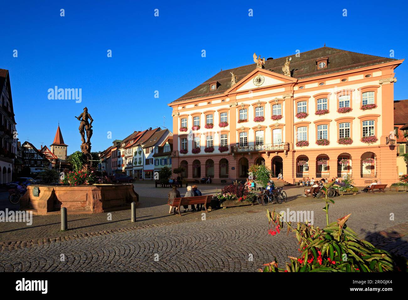 Fontana con cavaliere e municipio in piazza del mercato, Gengenbach, Foresta Nera, Baden-Wuerttemberg, Germania Foto Stock