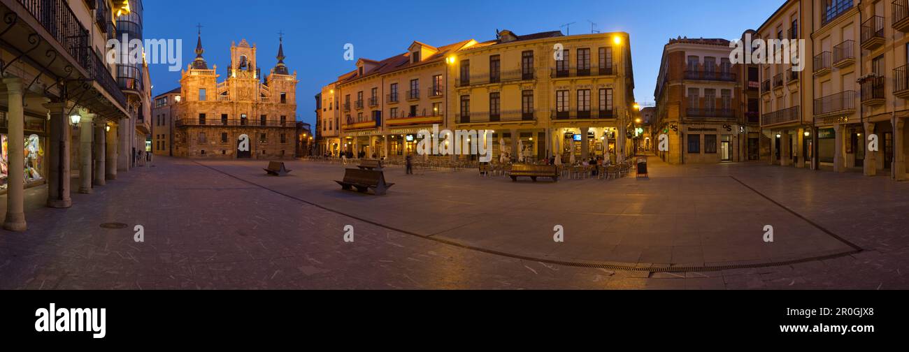 Piazza principale e municipio in serata, Plaza Mayor, Astorga, Provincia di Leon, Castiglia Vecchia, Castiglia-Leon, Castilla y Leon, Spagna settentrionale, Spagna, UE Foto Stock