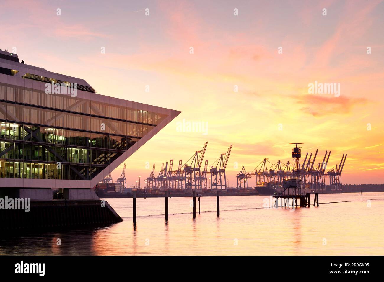 Architettura moderna Dockland, porto di Amburgo, architetto Hadi Teherani, città anseatica di Amburgo, Germania, Europa Foto Stock