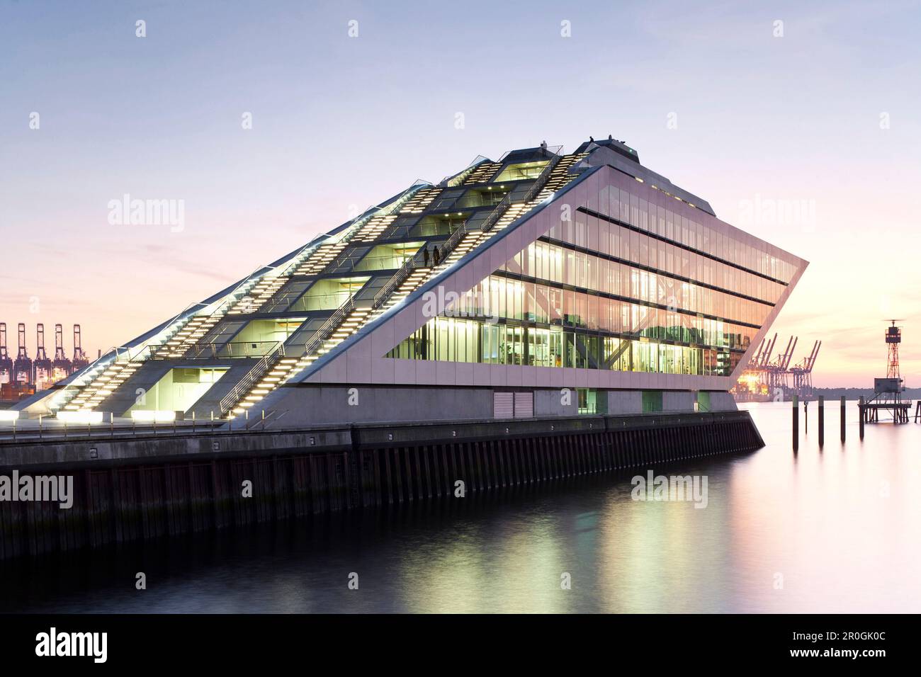 Architettura moderna Dockland, porto di Amburgo, architetto Hadi Teherani, città anseatica di Amburgo, Germania, Europa Foto Stock