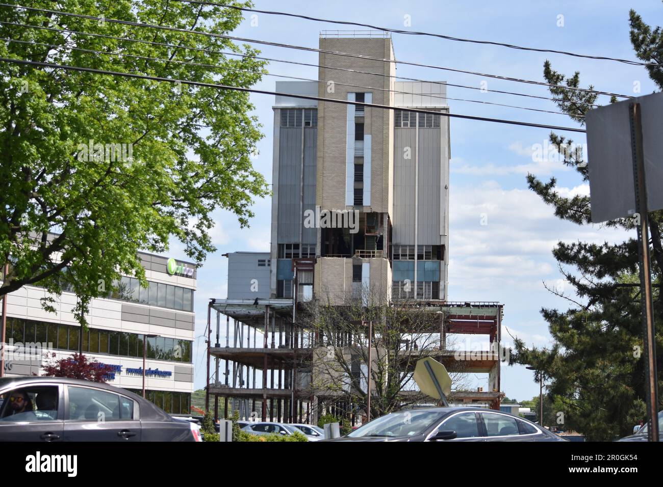 Vista laterale dell'edificio Nabisco in seguito all'annuncio della cancellazione dell'implosione. Lo sviluppo greco annulla l'implosione dell'ex torre Nabisco nel prato della Fiera. "Dopo un ampio dialogo con le comunità locali e le imprese, lo sviluppo greco ha deciso di non implodere la parte restante della torre Nabisco. Utilizzeremo un metodo alternativo di demolizione che non include l'uso di esplosivi. La proprietà sta procedendo ad impegnarsi per il tempo e le spese supplementari per garantire il benessere e la tranquillità dei residenti circostanti." Greco Developme Foto Stock