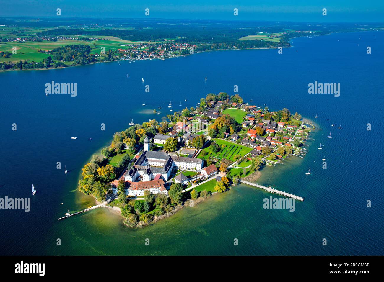 Veduta aerea dell'Abbazia di Frauenchiemsee, Fraueninsel sullo sfondo con Herrenchiemsee sul lato sinistro, Chiemsee, Chiemgau, alta Baviera, Bavar Foto Stock