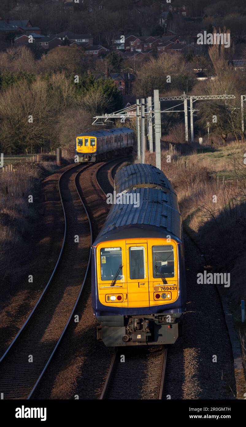 2 treni bimodali flessibili classe 769 Northern Rail che passano allo svincolo di Lostock, l'estremità della sezione elettrificata durante il funzionamento a diesel. Foto Stock