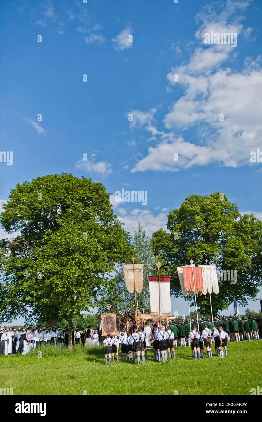 Gran gruppo di ragazzi in abiti bavaresi tradizionali, corteo del Corpus Christi, Benediktbeuern, Forland alpino, alta Baviera, Baviera, Germania Foto Stock