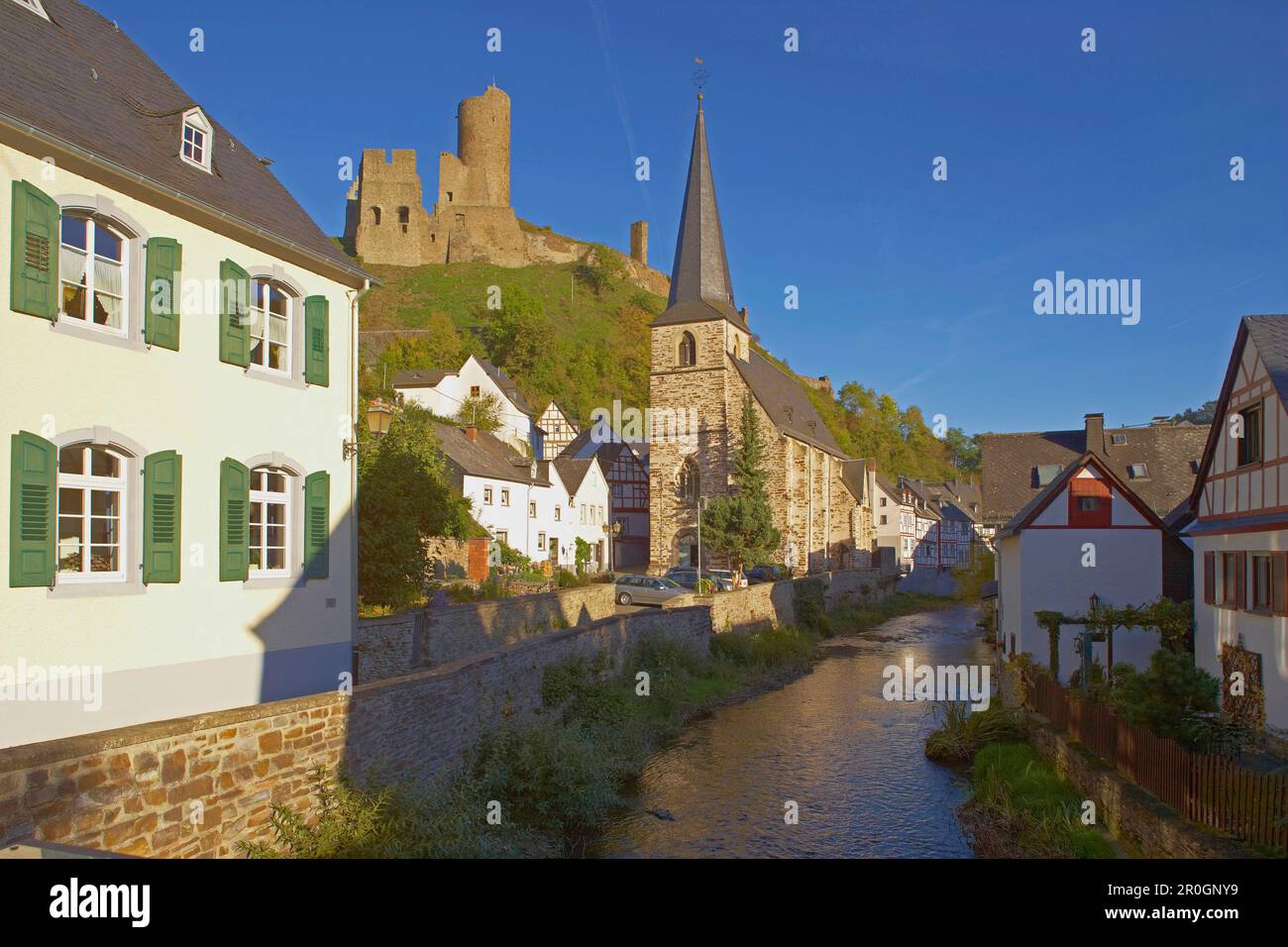 Vista a Monreal, Grande castello (Löwenburg), casa a graticcio, Chiesa, Elz, Eifel, Renania-Palatinato, Germania, Europa Foto Stock